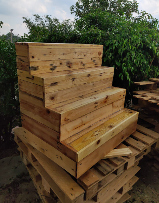 13+ Ý Tưởng Trang Trí Bằng Gỗ Pallet Độc Đáo, Gây Ấn Tượng 7 trang trí bằng gỗ pallet cầu thang