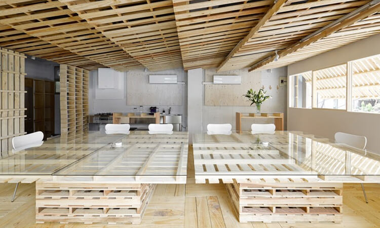 13+ Ý Tưởng Trang Trí Bằng Gỗ Pallet Độc Đáo, Gây Ấn Tượng 6 trang trí bằng gỗ pallet ốp trần