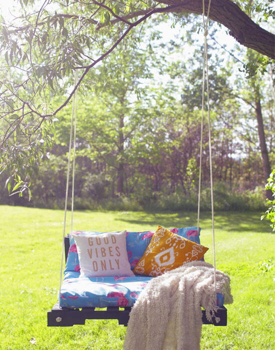 13+ Ý Tưởng Trang Trí Bằng Gỗ Pallet Độc Đáo, Gây Ấn Tượng 5 trang trí bằng gỗ pallet xích đu