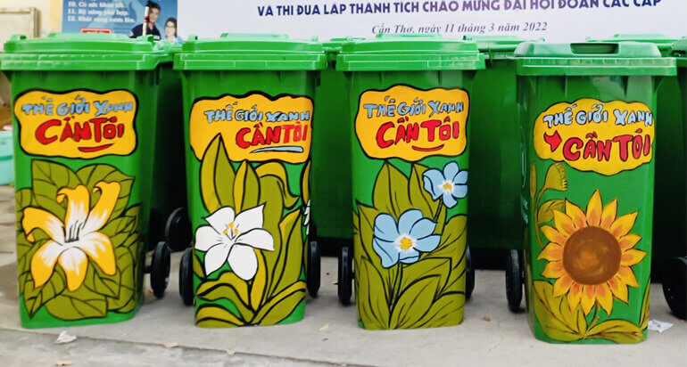 trang trí thùng rác tái chế