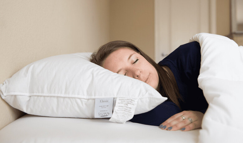 Cách Chọn Gối Ngủ Đúng Cách Phù Hợp Với Tư Thế Nằm 2 chọn gối ngủ đúng cách