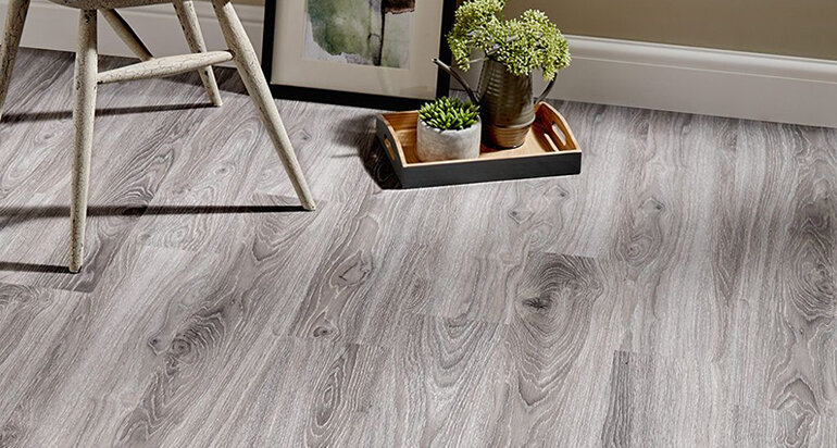 nên lát gạch hay sàn nhựa giả gỗ