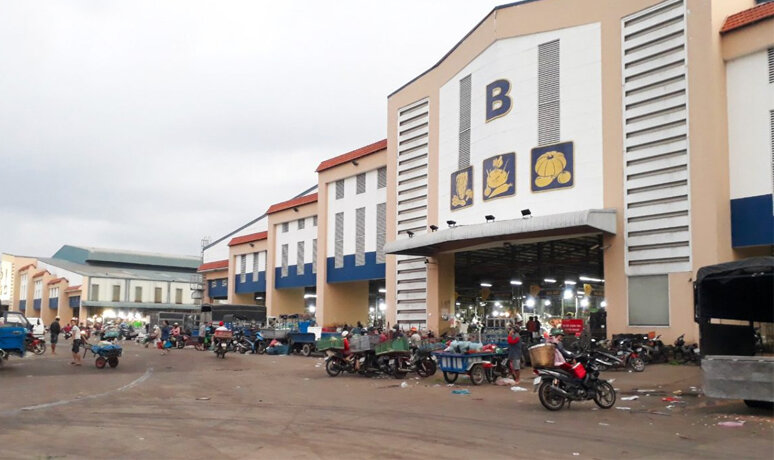 Chợ đầu mối buôn bán các loại hàng tạp hóa