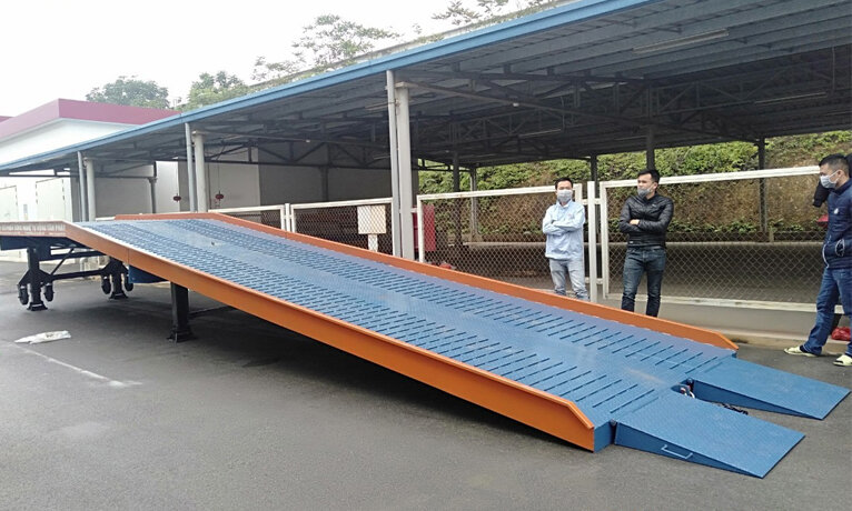 Cầu lên container