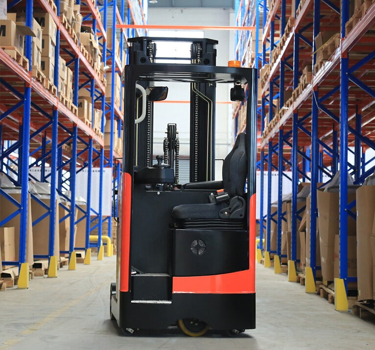 các trang thiết bị trong kho hàng