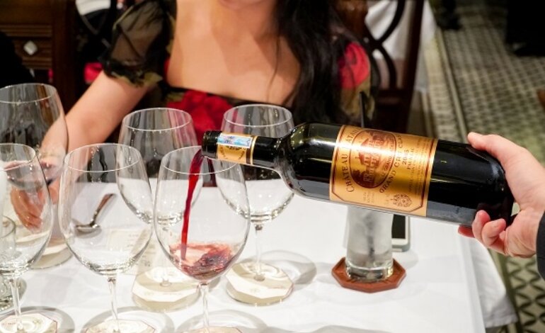 Cách Rót Rượu Vang Đúng Chuẩn Qua 5 Bước 4 cách rót rượu vang