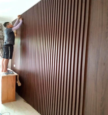 Thi công tấm ốp tường gỗ nhựa composite