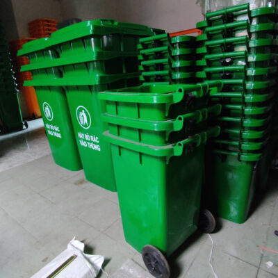 Thùng rác nhựa.
