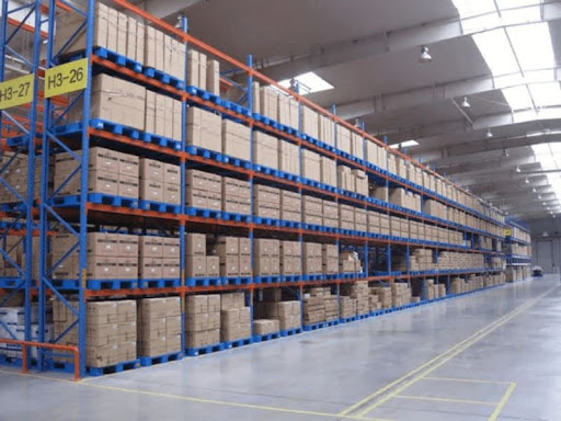 6 nguyên tắc cần biết để dùng pallet an toàn trong siêu thị 2 Nên đặt pallet ở những nơi bằng phẳng, an toàn