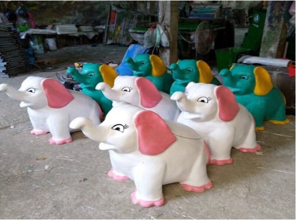 Sử dụng thùng rác hình con thú trong khu du lịch, tại sao không? 2 Thùng rác hình con thú có sự đa dạng về màu sắc và kiểu dáng, giúp người dùng thoải mái lựa chọn