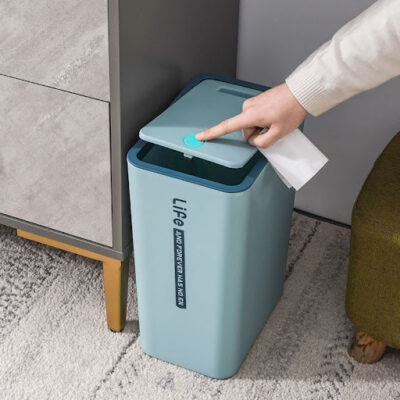 Việc vệ sinh thùng rác sẽ góp phần giảm thiểu mùi hôi