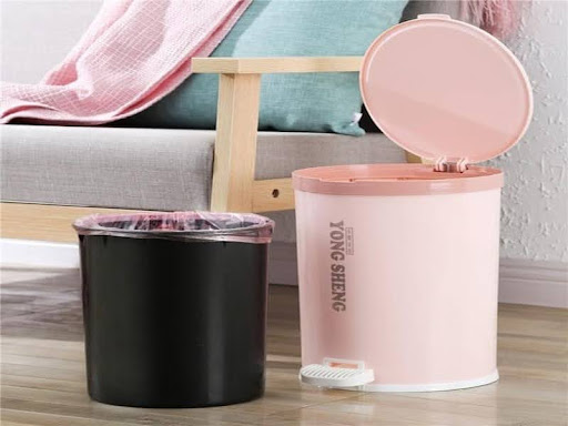 Thùng rác nhựa 5 - 7 lít rất thích hợp cho không gian phòng khách, phòng làm việc