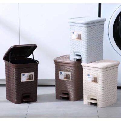Khi mua thùng rác nhựa cho gia đình, bạn nên để ý đến số lượng thành viên, chất liệu,...